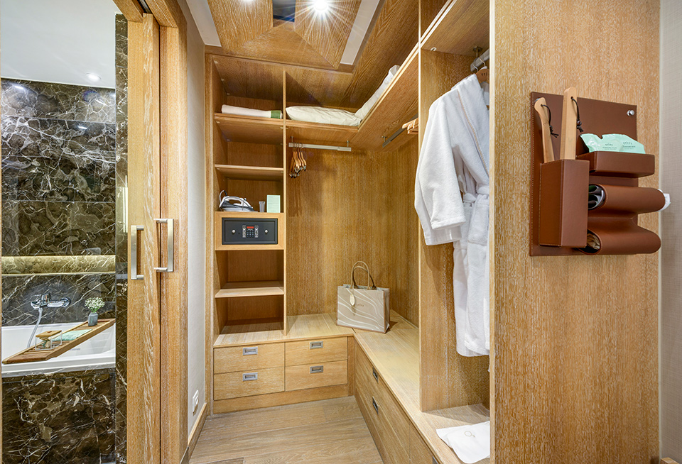 Regnumcarya Jadefamilyroom French Dressingroom 08