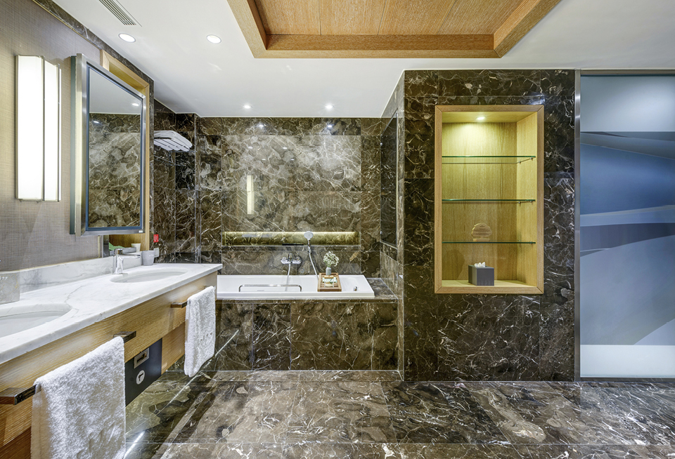EDIT Regnumcarya Pearlpoolsuite Bathroom 07.Jpg